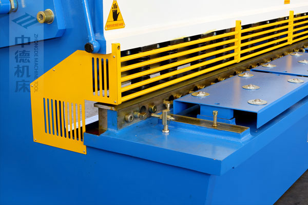 ZDSK-1632剪板机接纳滚珠前托料板,不划伤不锈钢板材外表,并接纳高品德压料油缸,不渗油不会在板材外表留有油污.jpg ZDSK-1632剪板机接纳滚珠前托料板,不划伤不锈钢板材外表,并接纳高品德压料油缸,不渗油不会在板材外表留有油污.jpg