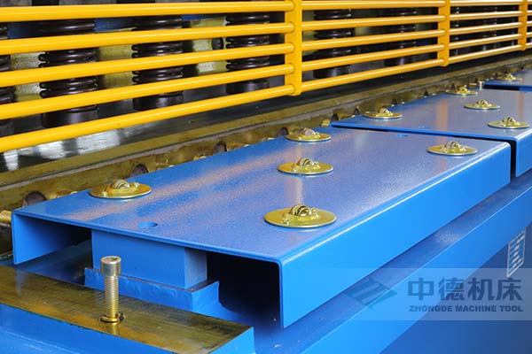 ZDS-2032剪板机接纳滚珠前托料板,不划伤不锈钢板材外表.jpg ZDS-2032剪板机接纳滚珠前托料板,不划伤不锈钢板材外表.jpg